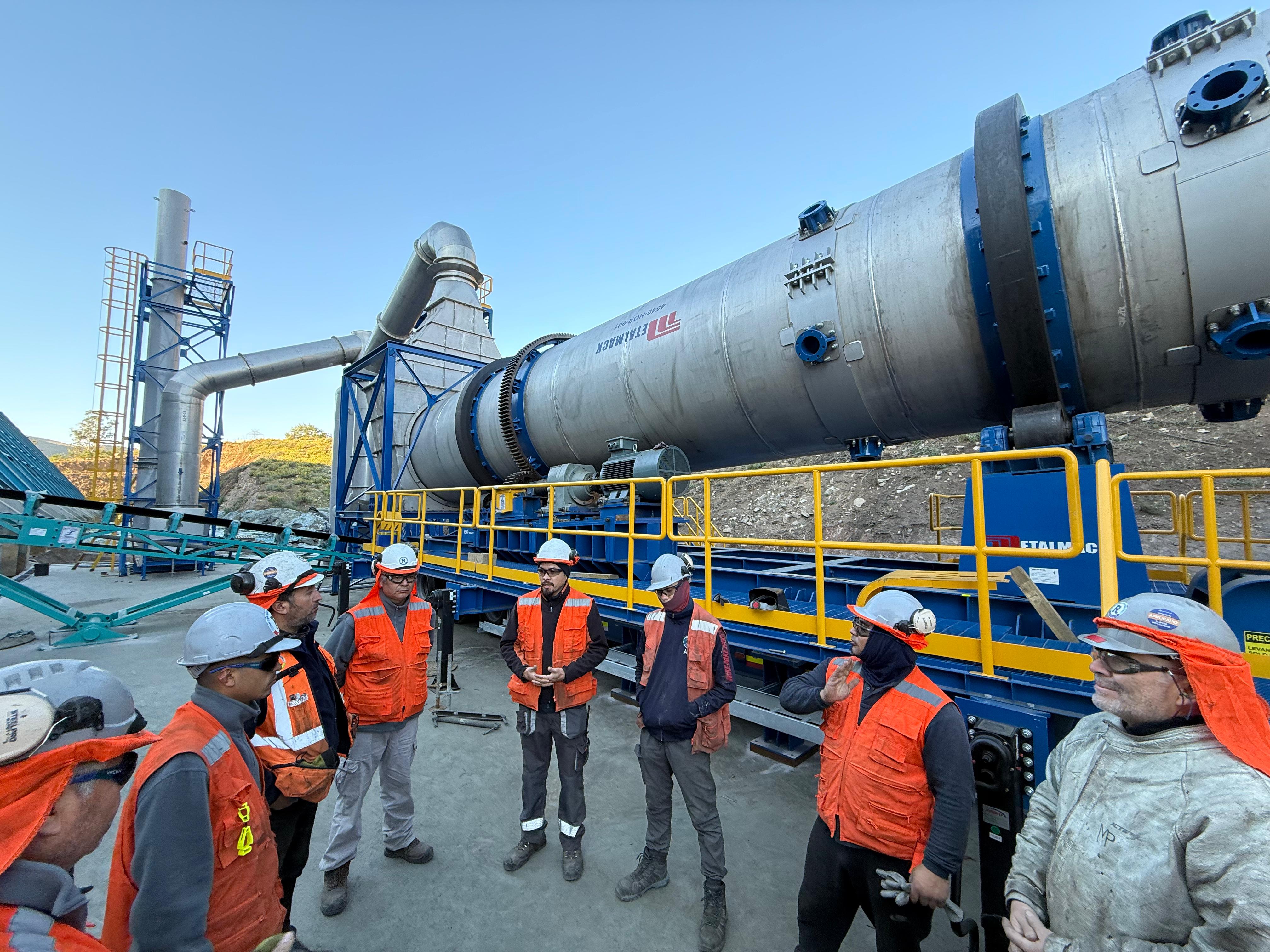 Equipo técnico de R Ingeniería coordinando trabajos en una planta de procesamiento